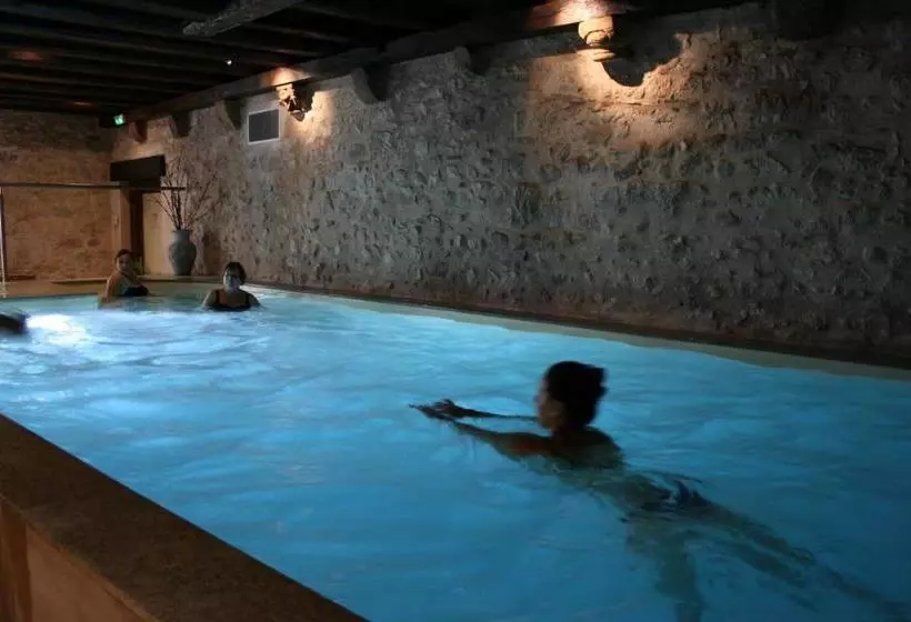 ホテル La Cour Du Bailli Suites & Spa