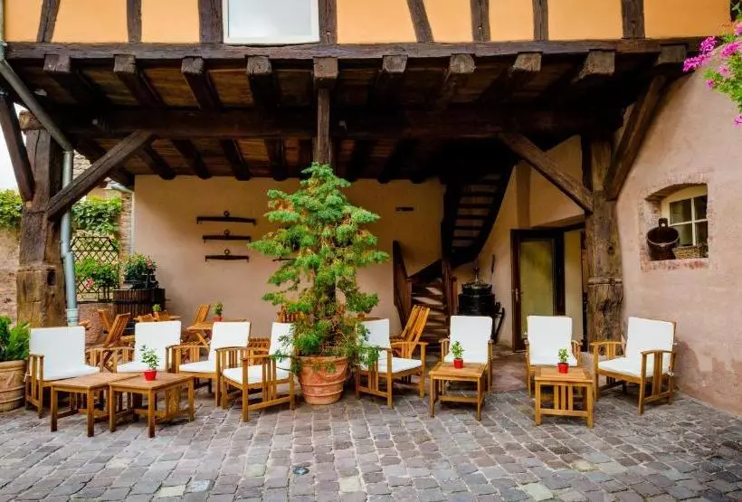 ホテル La Cour Du Bailli Suites & Spa