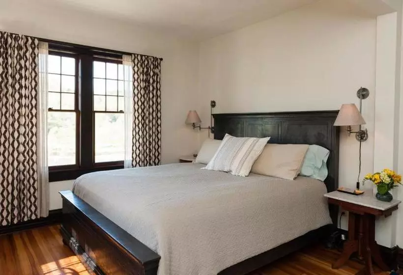 ベッドアンドブレックファースト Marshall House Inn