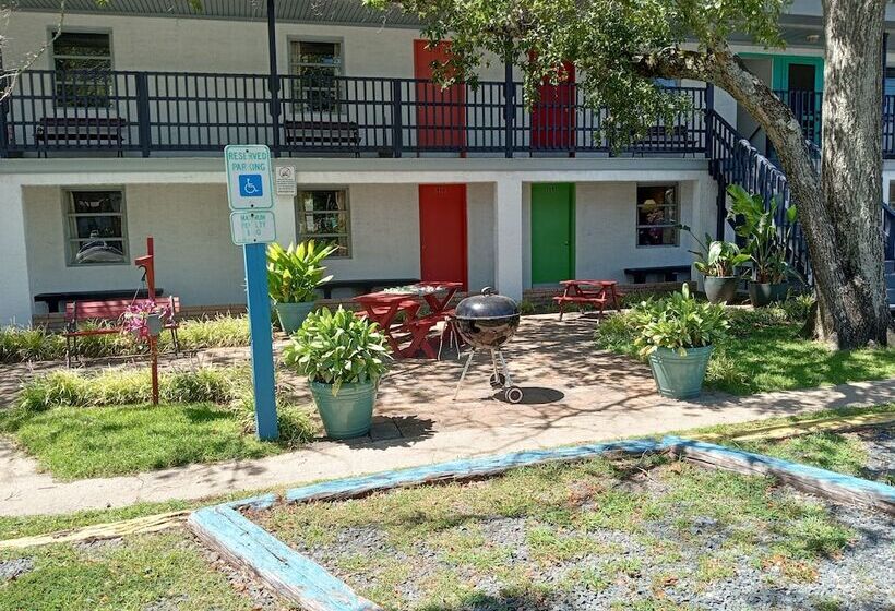 Captain's Cove Motel