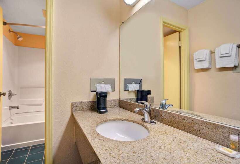 فندق Days Inn By Wyndham Elizabeth City