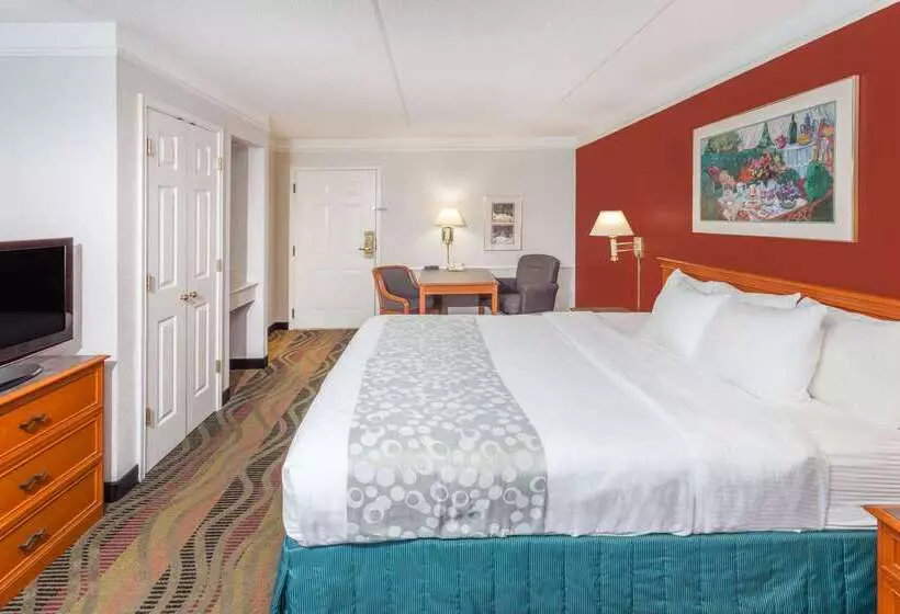 Отель Days Inn & Suites By Wyndham Arlington Heights