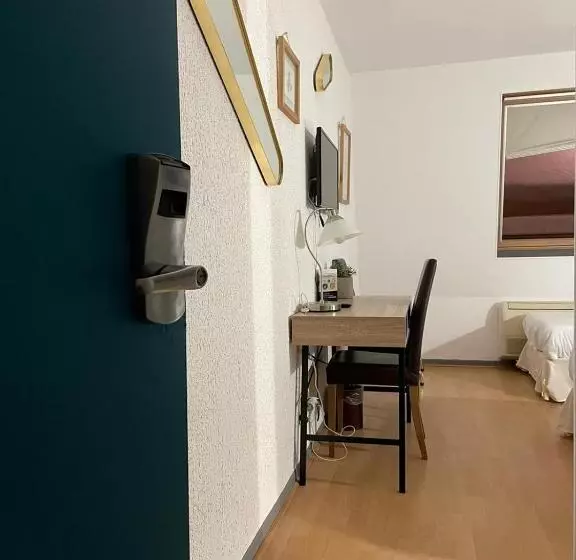 Отель Hôtel Le Thurot