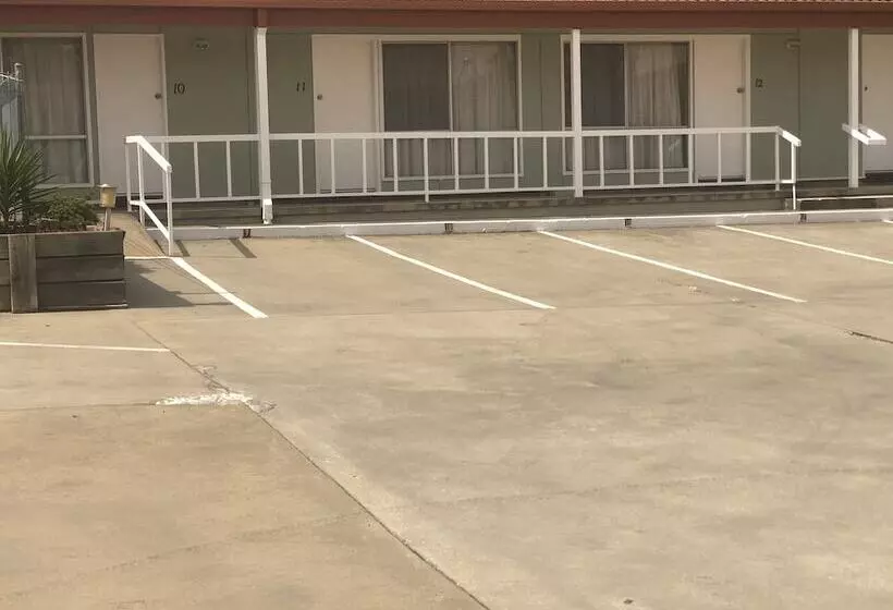Отель Countryman Motor Inn Cowra