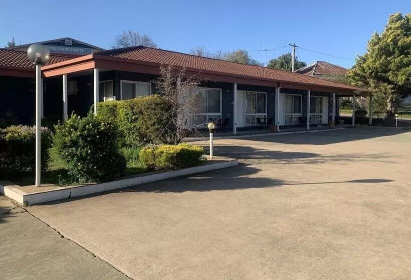Отель Countryman Motor Inn Cowra