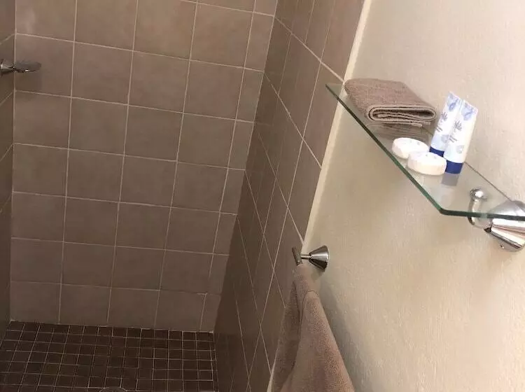 Отель Countryman Motor Inn Cowra