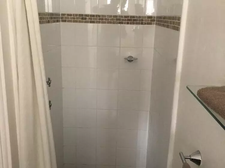 Отель Countryman Motor Inn Cowra