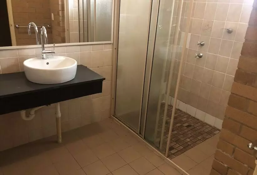 Отель Countryman Motor Inn Cowra