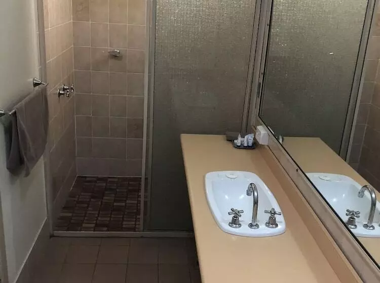 Отель Countryman Motor Inn Cowra