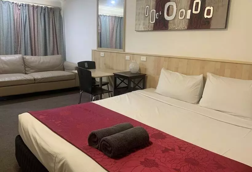Отель Countryman Motor Inn Cowra
