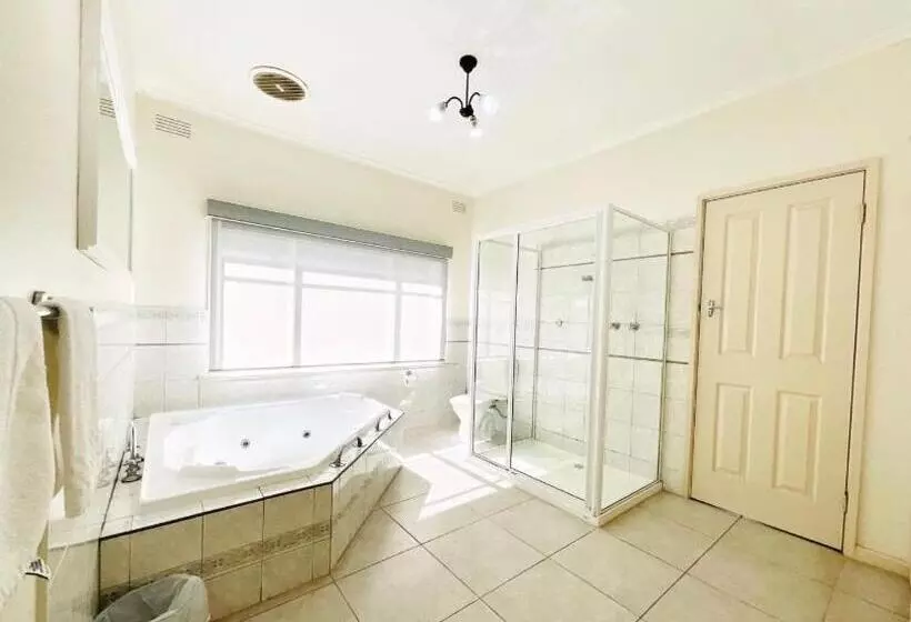 Connells Motel & Serviced Apartments