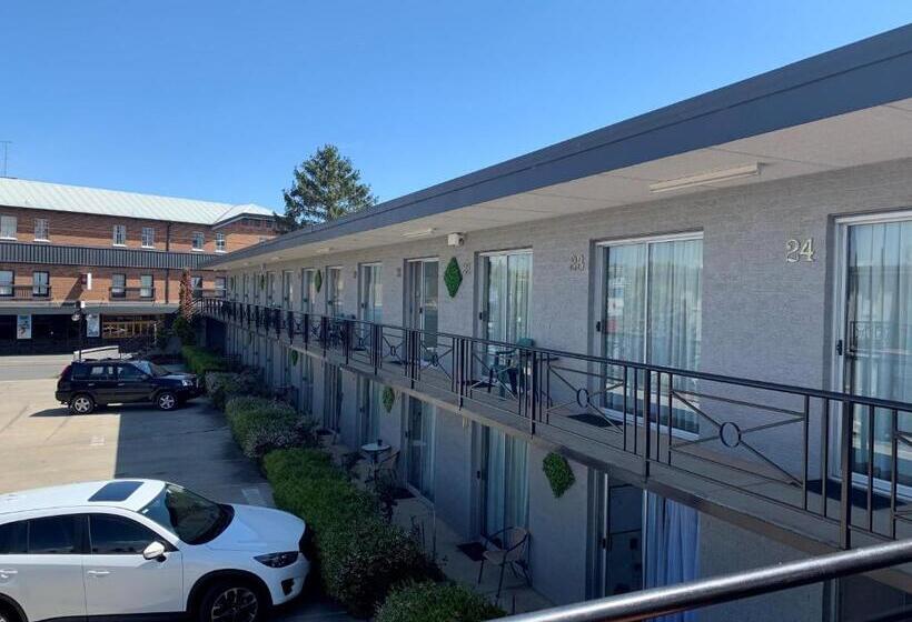 בית מלון כפרי Crest Motor Inn