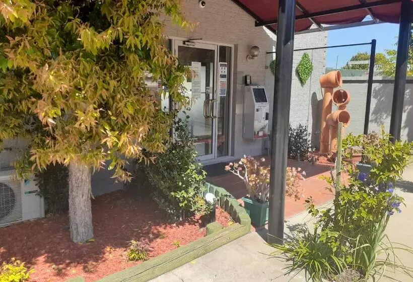 فندق Crest Motor Inn