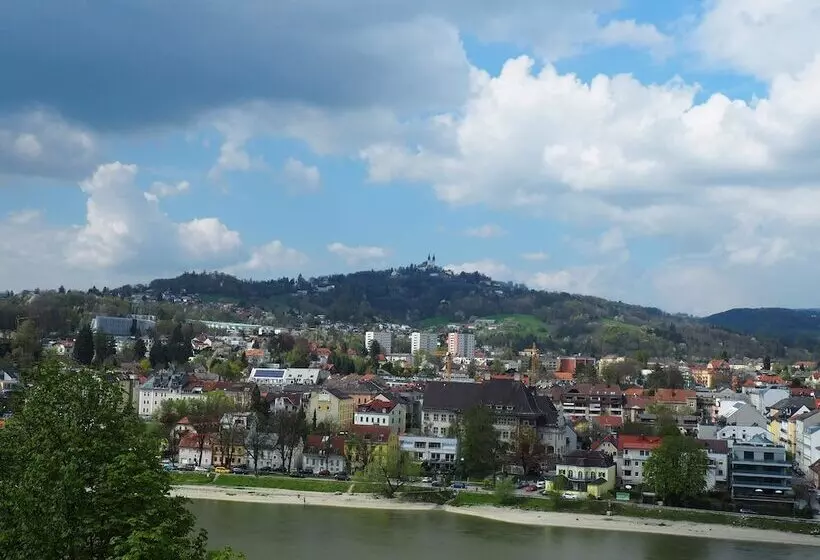 هتل Courtyard By Marriott Linz