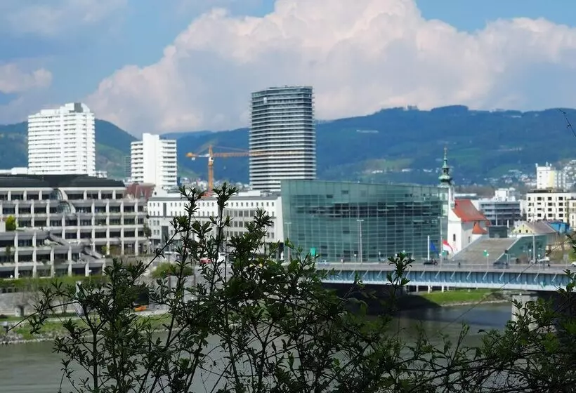هتل Courtyard By Marriott Linz