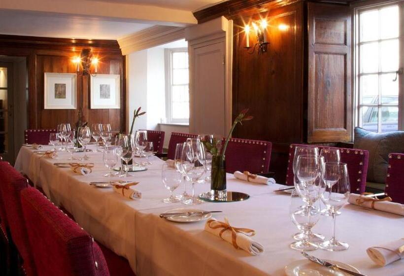 فندق The Feathers