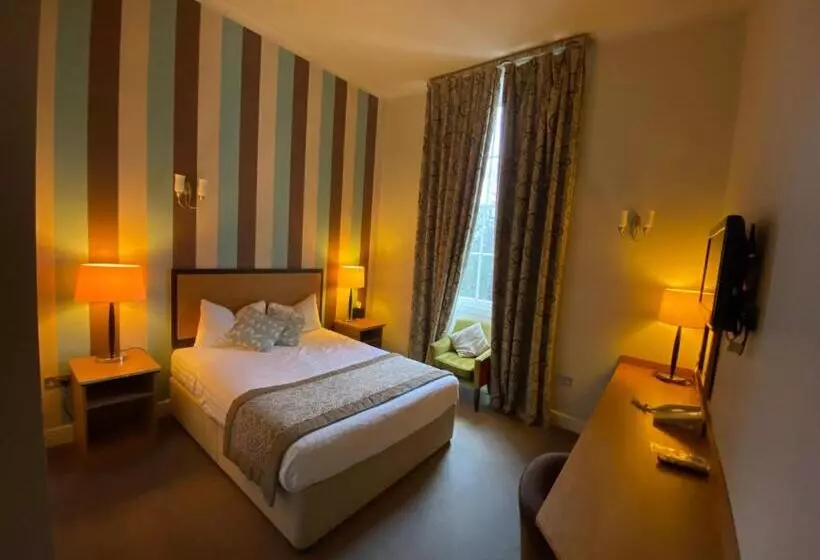 Отель The Riverside House