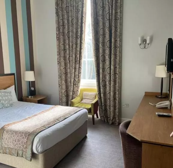 Отель The Riverside House