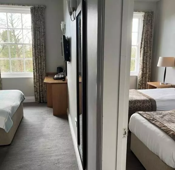 Отель The Riverside House