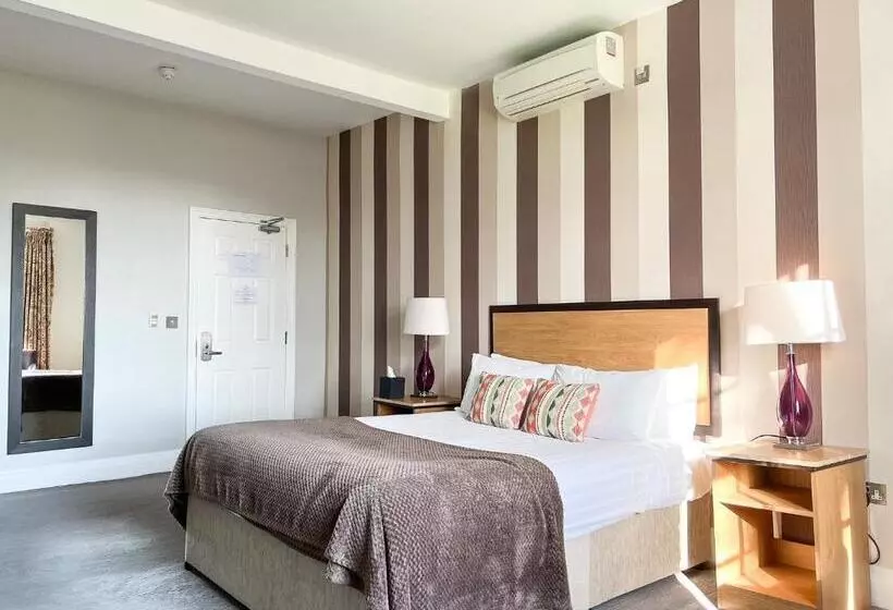 Отель The Riverside House