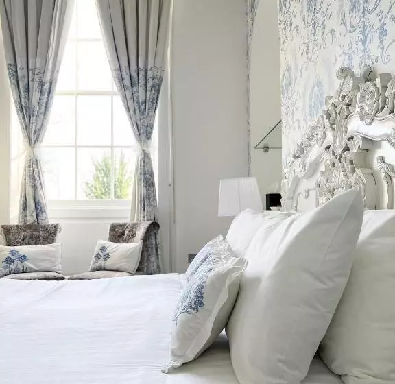 Отель The Riverside House