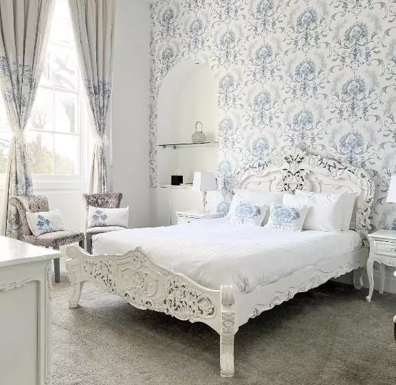 Отель The Riverside House