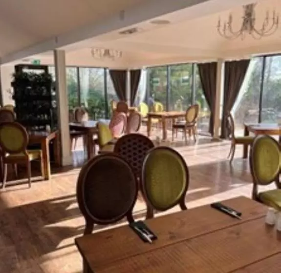 Отель The Riverside House