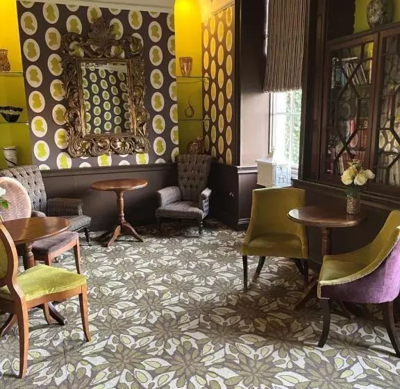 Отель The Riverside House