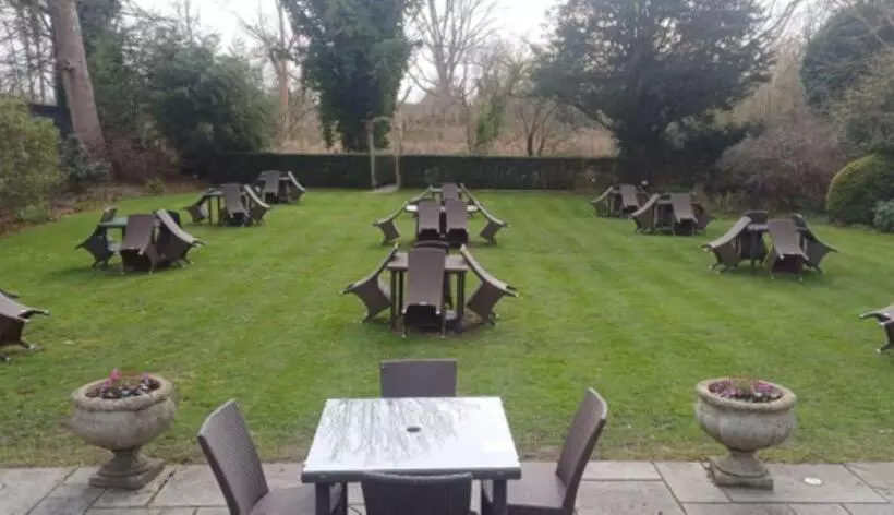 Отель The Riverside House