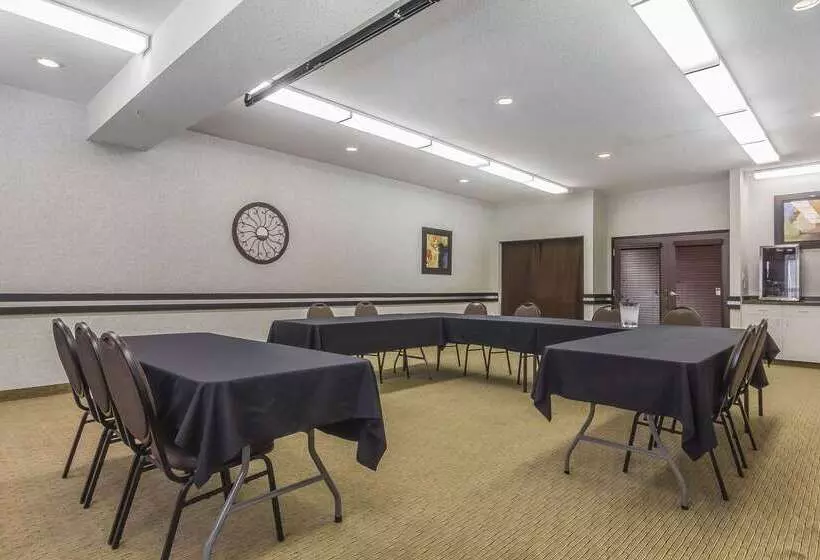 호텔 Comfort Inn & Suites