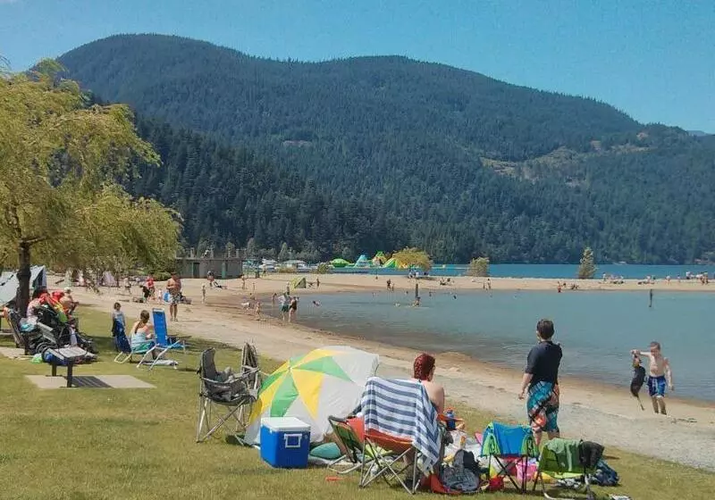 בית מלון כפרי Harrison Lake