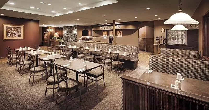 فندق Days Inn & Conference Centre By Wyndham Camrose Norsemen