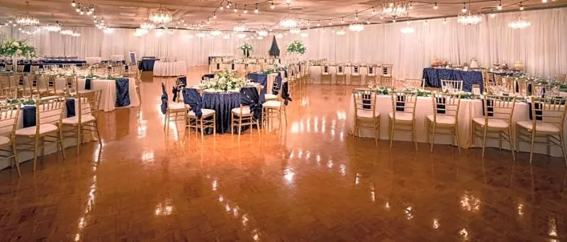 فندق Days Inn & Conference Centre By Wyndham Camrose Norsemen