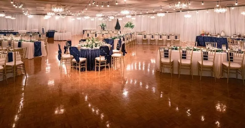 فندق Days Inn & Conference Centre By Wyndham Camrose Norsemen