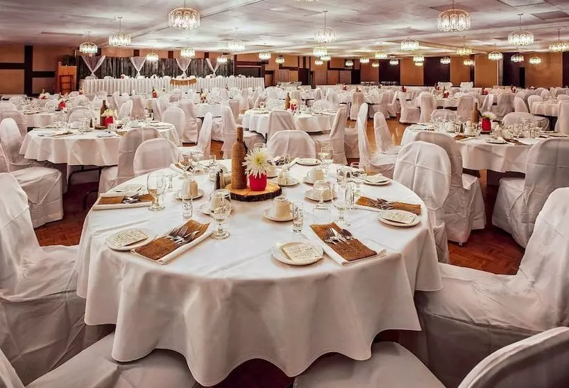 فندق Days Inn & Conference Centre By Wyndham Camrose Norsemen