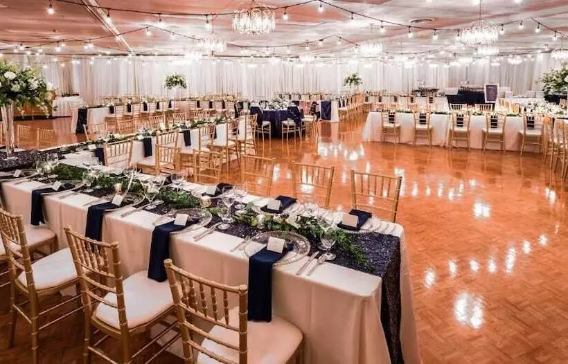 فندق Days Inn & Conference Centre By Wyndham Camrose Norsemen