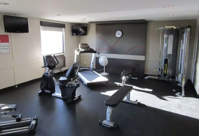 Отель Ramada By Wyndham Saskatoon