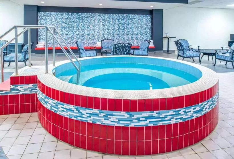 Отель Ramada By Wyndham Saskatoon