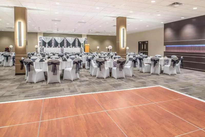 Отель Ramada By Wyndham Saskatoon