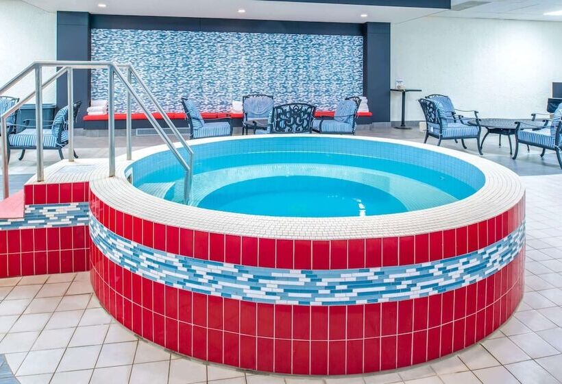 هتل Ramada By Wyndham Saskatoon