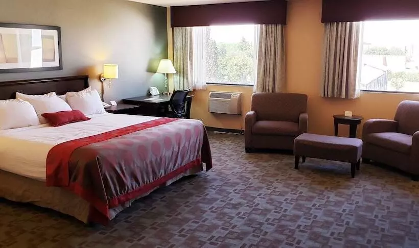 Отель Ramada By Wyndham Saskatoon