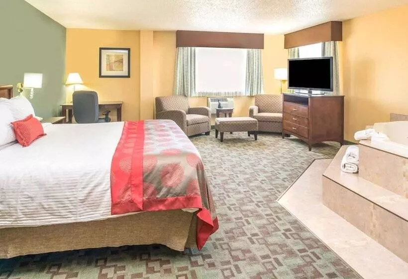 Отель Ramada By Wyndham Saskatoon