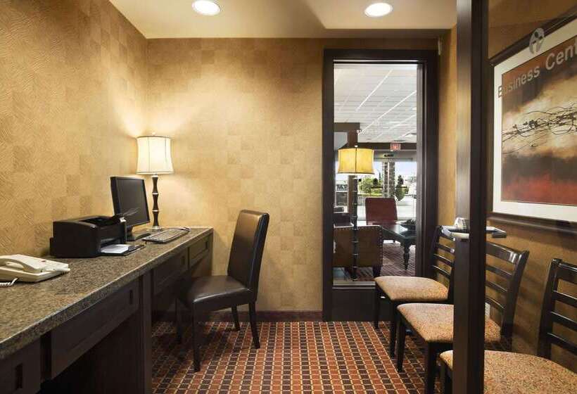 בית מלון כפרי Ramada By Wyndham Surrey/langley