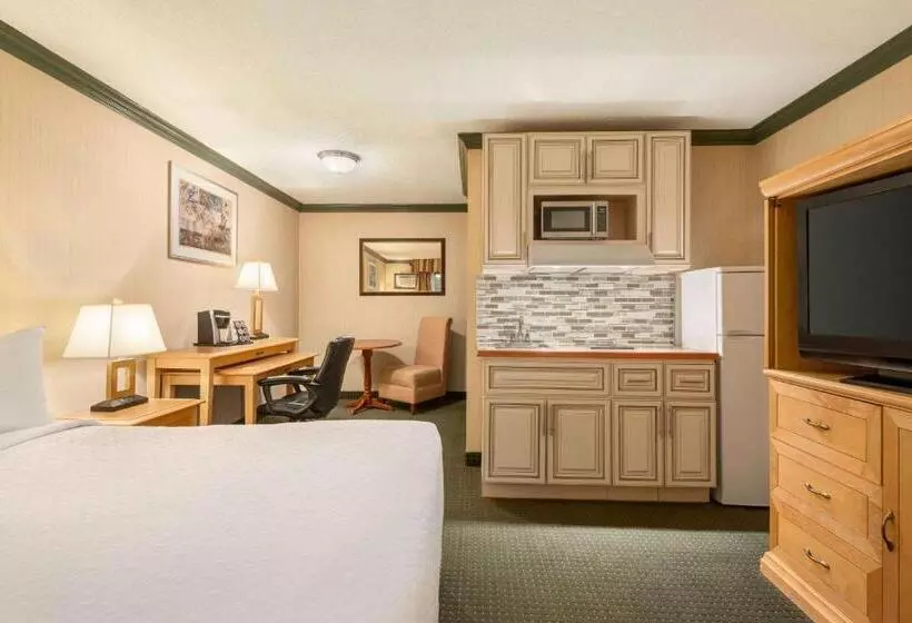 فندق Travelodge By Wyndham Dawson Creek