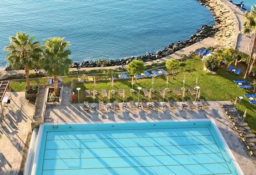 ホテル Crowne Plaza Limassol, An Ihg