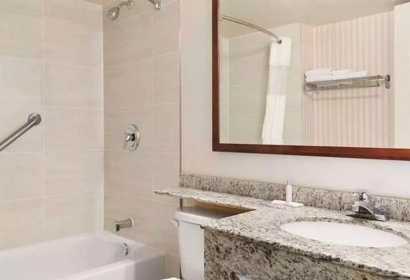 호텔 Travelodge By Wyndham Owen Sound On