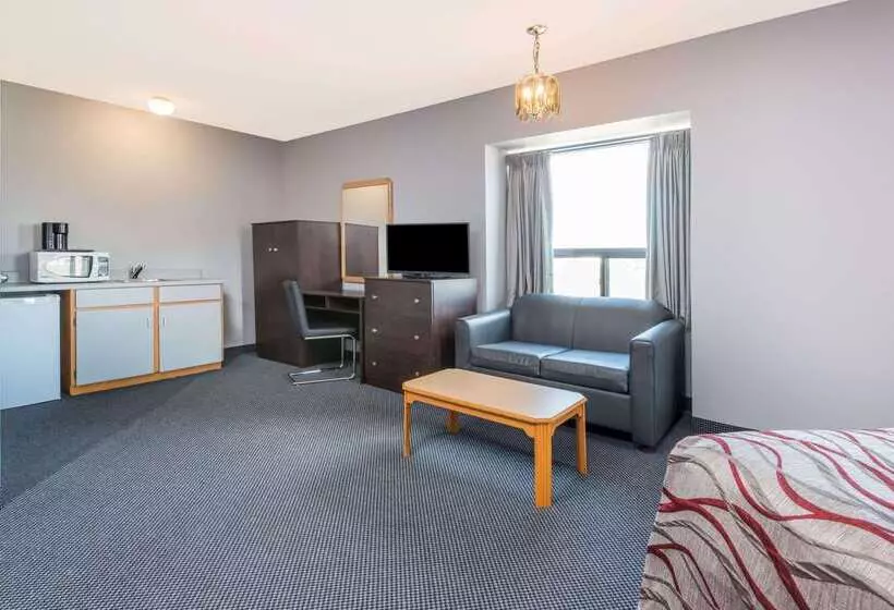 מוטל Super 8 By Wyndham Mt Hope Hamilton Intl Arpt On