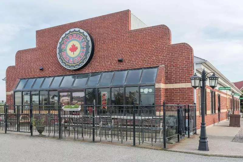 מוטל Super 8 By Wyndham Mt Hope Hamilton Intl Arpt On