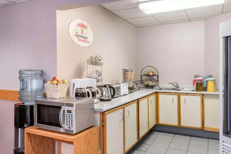 מוטל Super 8 By Wyndham Mt Hope Hamilton Intl Arpt On