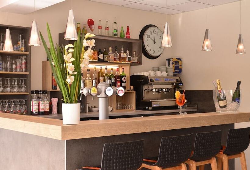 فندق Logis Cris Hôtel, Lyon Est